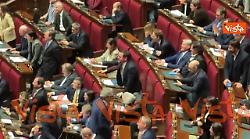 Deputati FdI abbracciano Bignami, dai banchi Pd gridano "Fuori, fuori"