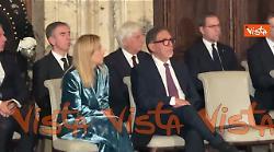 Completo azzurro metallizzato in velluto, il look di Meloni per gli auguri di Natale al Quirinale