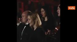 Il coro ucraino canta la celebre "Carol of the bells" nella centrale elettrica bombardata dai russi