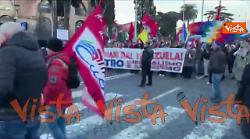 Bandiere di Venezuela, Palestina, Cuba e One Piece al corteo pro Maduro a Roma