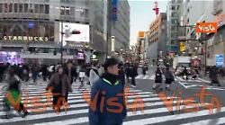 All'incrocio di Shibuya a Tokyo, il pi&ugrave; trafficato al mondo, scatta il verde la corsa per il selfie