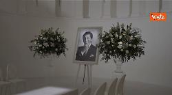 Addio a Valentino, le immagini della camera ardente allestite a Palazzo Mignanelli