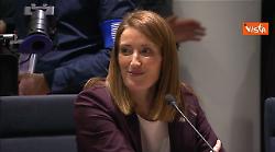 Meloni al Consiglio Ue informale. Baci sulle guance con Sanchez, poi parla con De Wever e Stocker