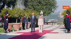 Merz accolto da Meloni a Villa Doria Pamphilj per il Vertice intergovernativo tra Italia e Germania
