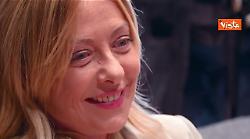 Meloni si siede sul divano al Salone Internazionale del Mobile a Milano