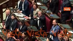 Centrodestra canta Inno di Mameli in Aula alla Camera, le opposizioni si uniscono