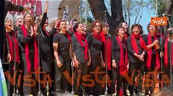 Coro 'Inni e canti di lotta' sul palco della manifestazione del 25 aprile a Parco Schuster a Roma