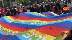 Bandiera della pace gigantesca sventola durante il corteo del 25 aprile a Roma