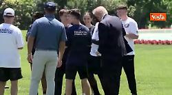 Trump insegna la 'Trump Dance' a un gruppo di ragazzi alla Casa Bianca
