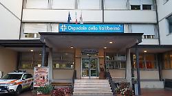 Cade lampione dell'illuminazione pubblica e ferisce un uomo