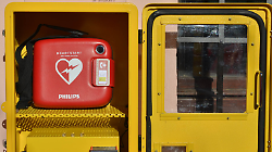 In arresto cardiaco, salvato grazie al defibrillatore e all'intervento di due impiegati in un ufficio