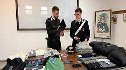 Fermati i ladri pendolari: arrivavano in Toscana, rubavano capi d'abbigliamento nei negozi e li rivendevano in Romania