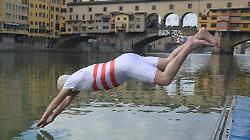 Il tuffo del presidente della Regione Toscana Eugenio Giani per aprire il 2026