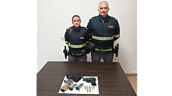 Pistola sotto il sedile dell'auto e in casa mezzo chilo di marijuana: arrestato dalla polizia