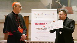 L'abbraccio della citt&agrave; al cardinale Pizzaballa: in mille nella basilica, consegnati 30 mila euro per i bambini di Gaza