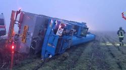 Camion fuori strada sull'autostrada A1: lunghe code e rallentamenti. Ferito l'autista del mezzo