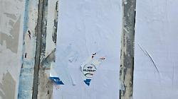 I manifesti strappati sul referendum