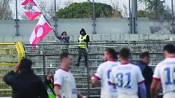 Derby Arezzo-Perugia, ecco l'unico tifoso del Grifo nel settore ospiti. Il nostro calcio triste, solitario y final | Video