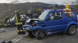 Grave incidente stradale, scontro tra tre auto. Ferita una donna
