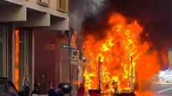 Ambulanza va a fuoco in pieno centro, tre volontari intossicati. Sfiorata la tragedia. Il video
