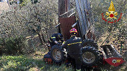 Resta prigioniero sotto al trattore che si ribalta: liberato dai vigili del fuoco e ricoverato