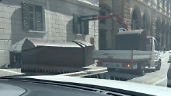 Il camion che porta via i cassonetti