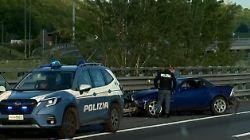 Incidenti in A1 con mezzi pesanti coinvolti, auto colpita dal carico perso dal camion: feriti, soccorsi e disagi