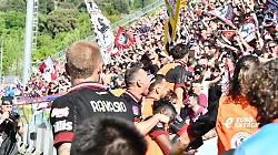 L'abbraccio tra tifosi e curva