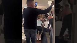 Euforia amaranto al ristorante Il Passaggio per la B: giocatori e staff inneggiano in coro al Cavallino