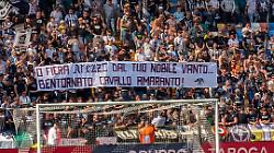 Lo striscione dei tifosi dell'Udinese