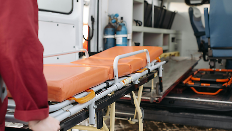 Drammatico incidente, muore sul suo terreno dopo essersi ferito con una sega