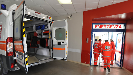 Incidente tra una moto e un'auto in via Leonardo da Vinci: donna di 53 anni trasferita in ospedale