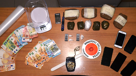 Va a vendere droga con accanto la figlia di 4 anni: &egrave; lo spacciatore che teneva un chilo e mezzo di cocaina nel garage del professionista