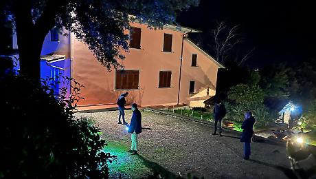 Ladro muore mentre scappa: furto in villa finisce nel sangue. Banda in fuga, caccia all'uomo