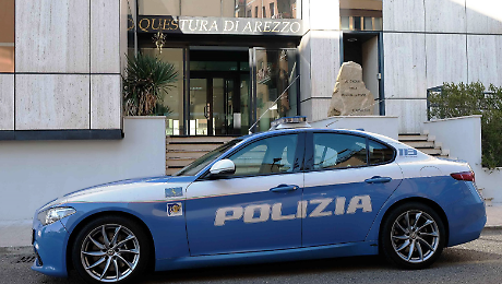 Rubano cosmetici, prodotti alimentari e per la casa dagli scaffali dei supermercati: arrestati dalla Polizia