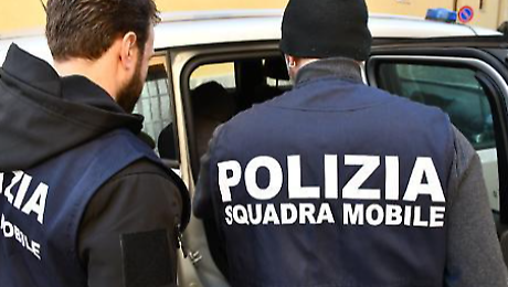 Nasconde la droga sotto le foglie nel parco: arrestato dalla polizia 25enne del Gambia