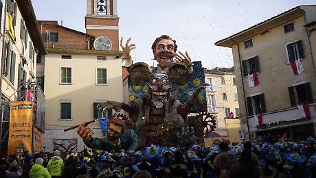 Il carro del Cantiere Azzurri dedicato a Vincent Van Gogh vince il Carnevale. In archivio un'edizione record