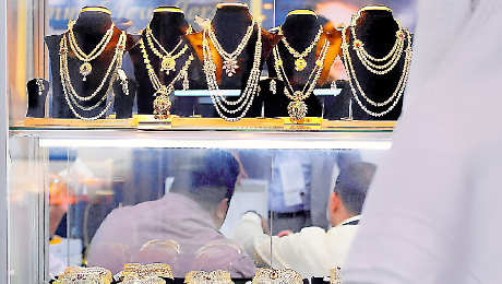 L'Iran brucia e l'oro trema. Export a rischio e prezzo del metallo