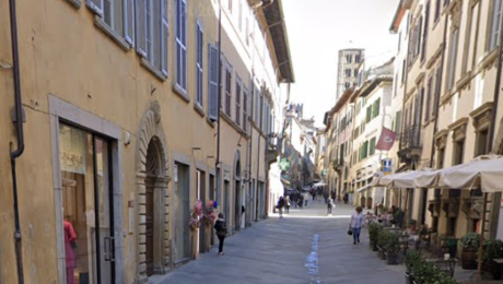 Ruba in un negozio e scappa: fermato in Corso Italia dalla polizia e denunciato per furto aggravato