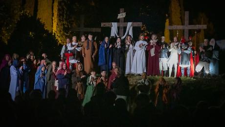 Il gruppo di attori e comparse alla Sassaia