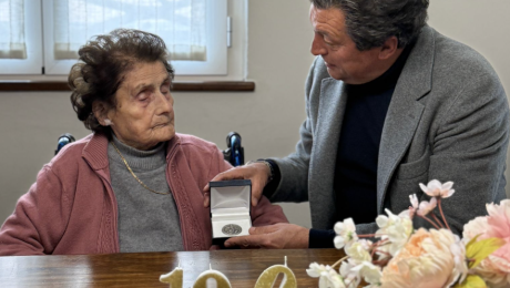 La signora Rosa compie 100 anni. La festa con la numerosa famiglia e la medaglia di San Michele Arcangelo