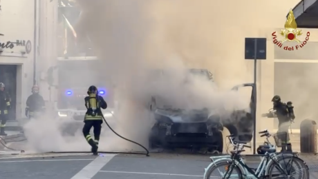 Le fiamme in centro, il super intervento dei Vigili del fuoco, i tre intossicati. Poteva davvero essere una tragedia. Le foto