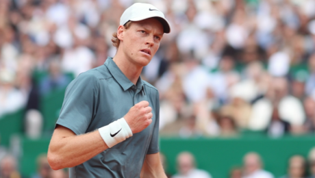 Jannik Sinner principe di Montecarlo e di nuovo re della classifica Atp. Alkaraz ko 7-6, 6-3
