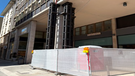 Via le transenne dopo 10 giorni, riaperti il palazzo e piazza San Jacopo