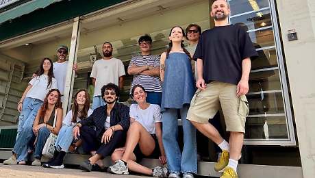 I ragazzi che hanno riaperto l'edicola