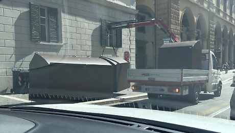 Il camion che porta via i cassonetti