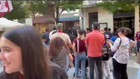 Arezzo in serie B, festa dei tifosi amaranto in Piazza Risorgimento dopo il fischio finale della partita