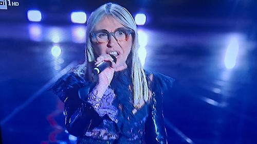 Maria di Terni sul palco di The Voice Senior accompagnata dalla coppia di noti medici narnesi. Canta "E la luna bussò" e sceglie Loredana Berté - FOTO