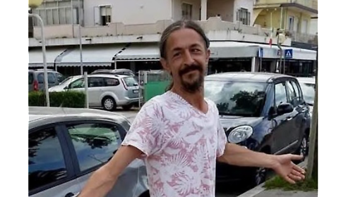 Schianto con l'auto contro un albero: muore a 48 anni. Chi era la vittima. Il cordoglio del sindaco