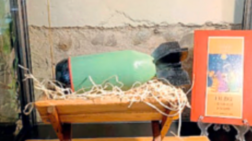 Una bomba al posto di Ges&ugrave; Bambino, il presepe shock contro le guerre
